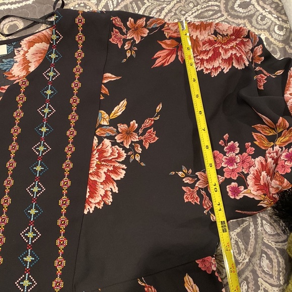 Ladies pretty flowey blouse - Picture 6 of 6